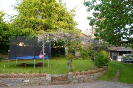 Bachant House | Chambre dans un écrin de verdure