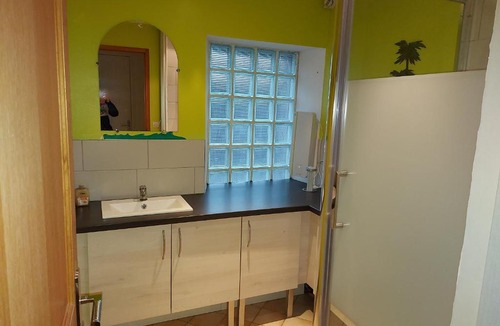 Bachant House | Chambre dans un écrin de verdure