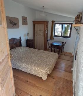 Trigance House | Chambre de la roche trouee GR49