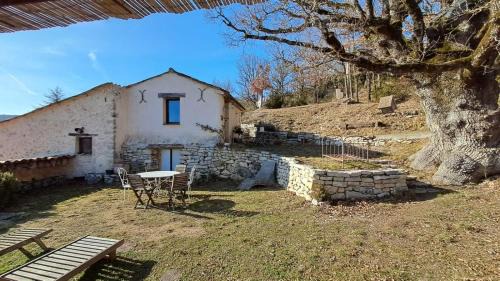 Trigance House | Chambre de la roche trouee GR49