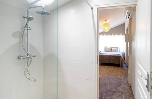 Arx Bed & Breakfast | "Chambre de Laluby" Room with Jacuzzi and Air Conditioning