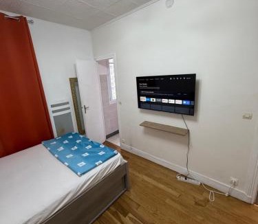 Issy-les-Moulineaux Apartment | Chambre de luxe