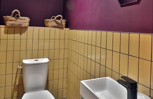 Montbron House | Chambre des curiosités - shared bathroom