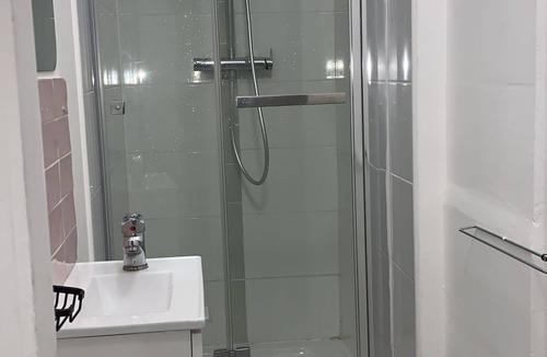 Antony Bed & Breakfast | Chambre Double Avec Douche Privée à Antony