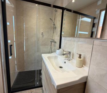 Domagne House | Chambre double avec salle de bain privative