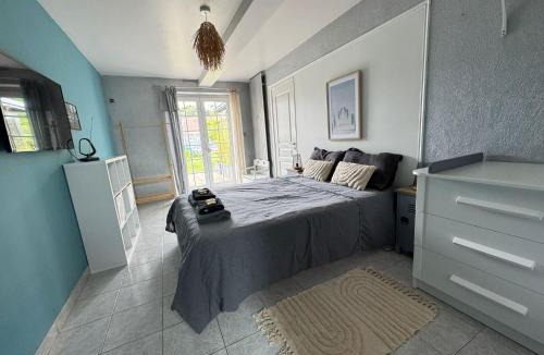 Roeze-sur-Sarthe Bed & Breakfast | Chambre double dans villa avec piscine salle de bains privée