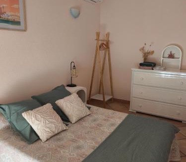 Millas House | Chambre double lumineuse