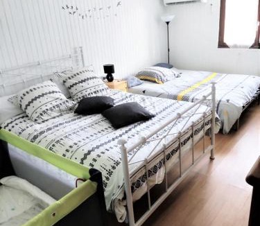 Gland House | Chambre en rez de jardin