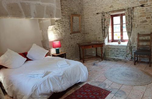 Mauvieres Bed & Breakfast | Chambre entrée indépendante dans tour du 15ème siècle