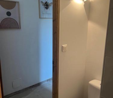 Lisle-sur-Tarn House | Chambre et salle de bain indépendantes
