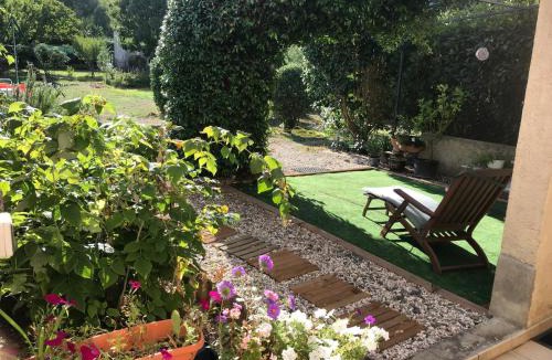 Quillan House | chambre et salle de bain privé s'ouvrant sur terrasse, jardin et cuisine d'été