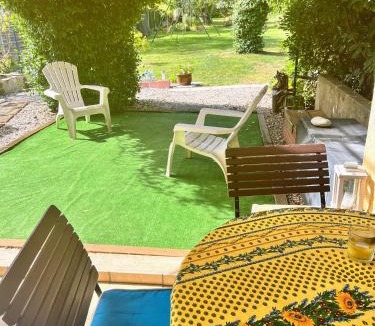 Quillan House | chambre et salle de bain privé s'ouvrant sur terrasse, jardin et cuisine d'été