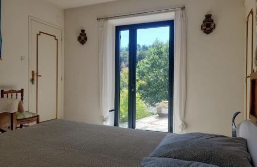 Saint-Vincent-d'Olargues House | Chambre et terrasse dans une ancienne bergerie