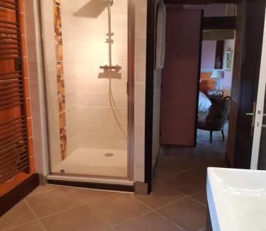Bernadets-Debat Bed & Breakfast | Chambre familiale avec piscine chauffée et jacuzzi