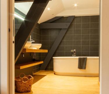 Saint-Pierre-de-Cole Bed & Breakfast | Chambre Flori - Lavy