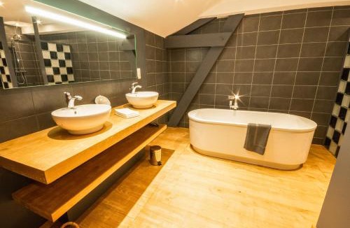 Saint-Pierre-de-Cole Bed & Breakfast | Chambre Flori - Lavy