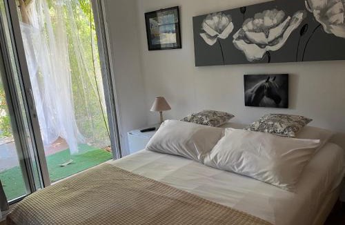 Saint-Laurent-d'Aigouze Bed & Breakfast | Chambre FLORENCE - Piscine chauffée - MAS SAINT LOUIS