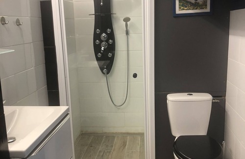 Barberey-aux-Moines Apartment | Chambre de l'Eclusier