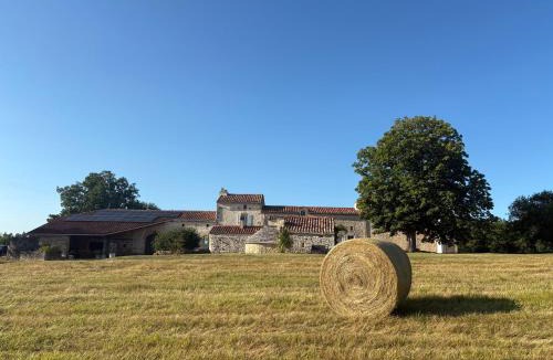 Blanquefort-sur-Briolance Apartment | Chambre en pierre