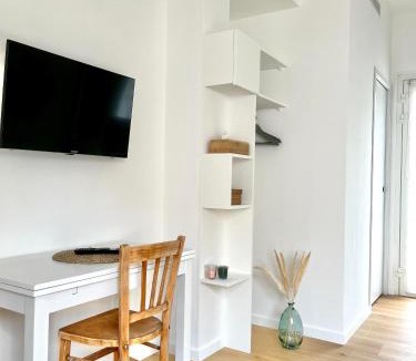 Saint-Genies-des-Mourgues Bed & Breakfast | CHAMBRE d'Hôtes avec PISCINE & KITCHENETTE