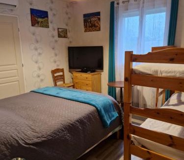 Saint-Pantaleon-de-Larche Bed & Breakfast | Chambre d hotes dans maison au calme et bien située pour visiter de nombreux sites
