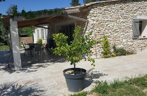 Saint-Quentin-la-Poterie Bed & Breakfast | Chambre blanche