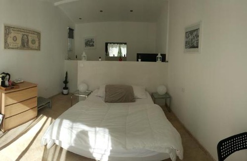 Saint-Quentin-la-Poterie Bed & Breakfast | Chambre blanche