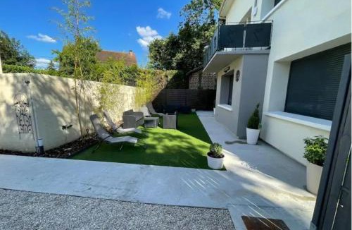 Sainte-Genevieve-des-Bois Apartment | Chambre Attrape rêves