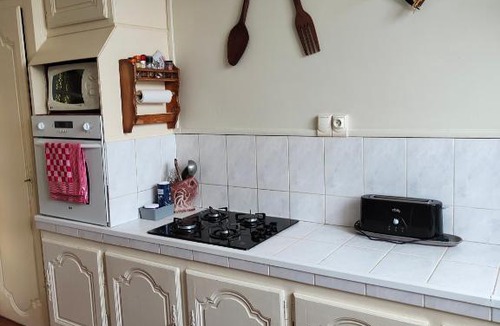 Saumur House | Chambre grise dans une demeure du 16ème à Saumur comprenant cuisine équipée