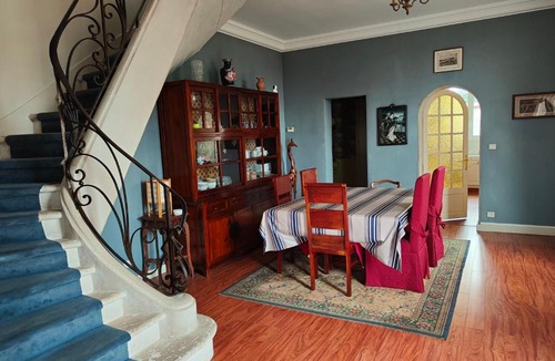 Saumur House | Chambre grise dans une demeure du 16ème à Saumur comprenant cuisine équipée