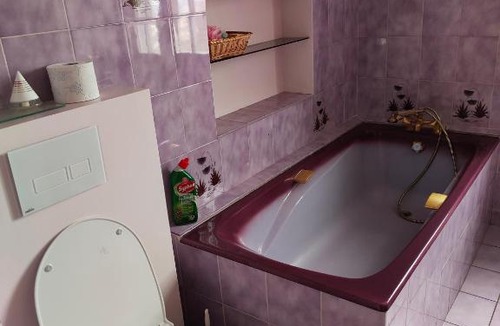 Saumur House | Chambre grise dans une demeure du 16ème à Saumur comprenant cuisine équipée