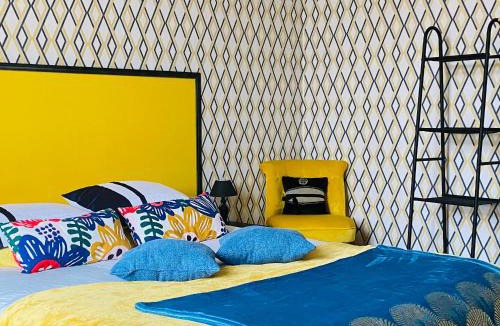 Cour du Levant Bed & Breakfast | Chambre Hote Urban Chic proche Bagnoles SDD privative au Calme