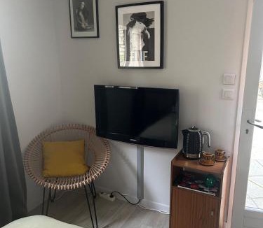 Villeneuve-les-Avignon Apartment | Chambre indépendante Les Chênes