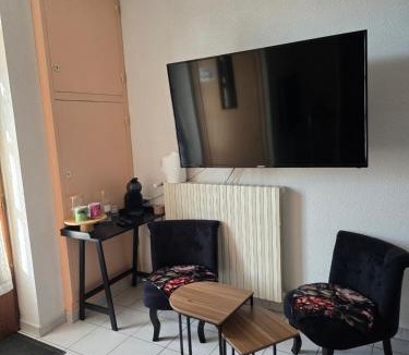Les Avenieres House | Chambre indépendante
