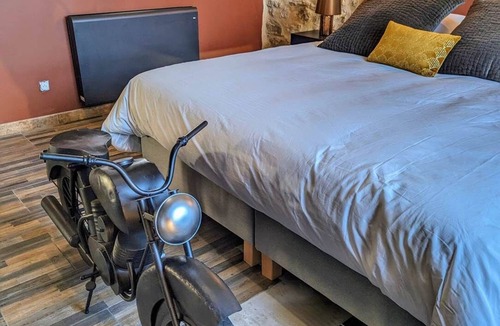 Treuzy-Levelay Other | Chambre Industrielle Avec Jacuzzi Privatif Sous les Poutres