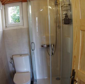Les Hauts de Massane House | Chambre insolite avec salle de bain