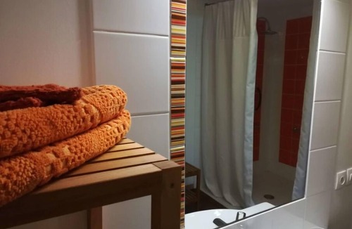 Mortagne-sur-Sevre Bed & Breakfast | Chambre "jardin" Accessible aux Personnes à Mobilité Réduite