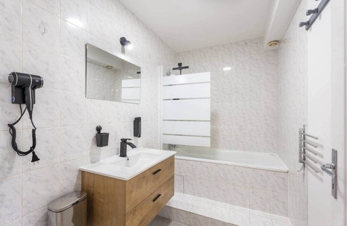 Joeuf Bed & Breakfast | Chambre Lucie - 2 SDB - TV - Parking - WIFI - 115m