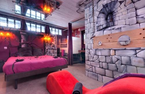 Republique Apartment | Chambre Marquis de Sade