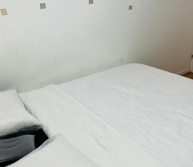 Montereau-Fault-Yonne House | Chambre pinselc