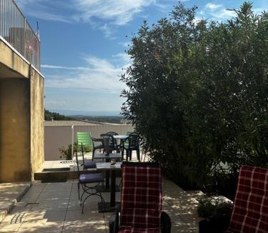Villeneuve-les-Avignon Bed & Breakfast | Chambre pour 2 , Jardin Piscine Arrêt de bus 50m ,Climatisé