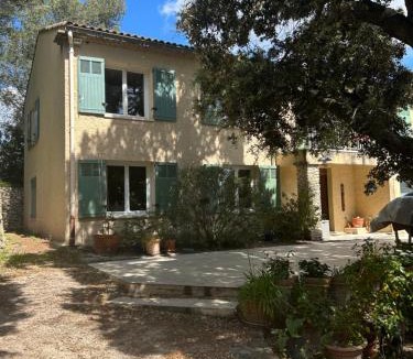 Villeneuve-les-Avignon Bed & Breakfast | Chambre pour 2 , Jardin Piscine Arrêt de bus 50m ,Climatisé