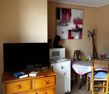 Villeneuve-les-Avignon Bed & Breakfast | Chambre pour 2 , Jardin Piscine Arrêt de bus 50m ,Climatisé