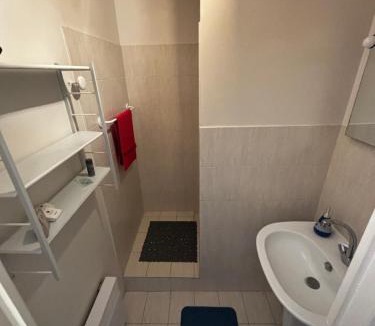 Villeneuve-les-Avignon Bed & Breakfast | Chambre pour 2 , Jardin Piscine Arrêt de bus 50m ,Climatisé
