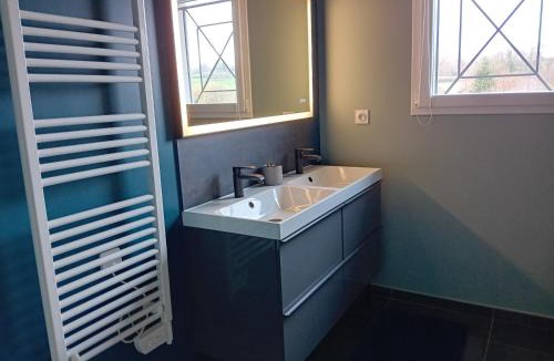 Doissin House | chambre privée bleue avec piscine