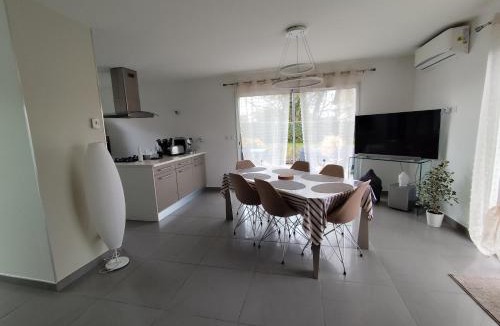 Doissin House | chambre privée bleue avec piscine