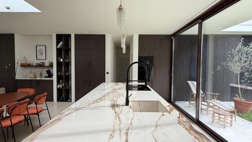 La Genevraye House | Chambre privée dans maison d'architecte face forêt