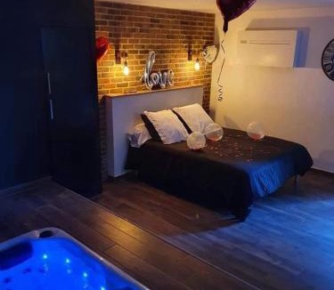 Ferriere-la-Grande Apartment | chambre romantique avec spa privatif