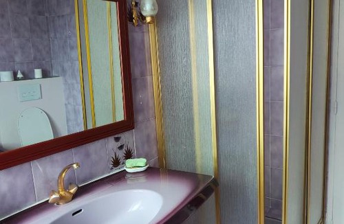 Saumur House | Chambre rouge dans une très belle demeure du 16ème à Saumur comprenant cuisine équipée
