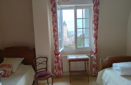 Saumur House | Chambre rouge dans une très belle demeure du 16ème à Saumur comprenant cuisine équipée